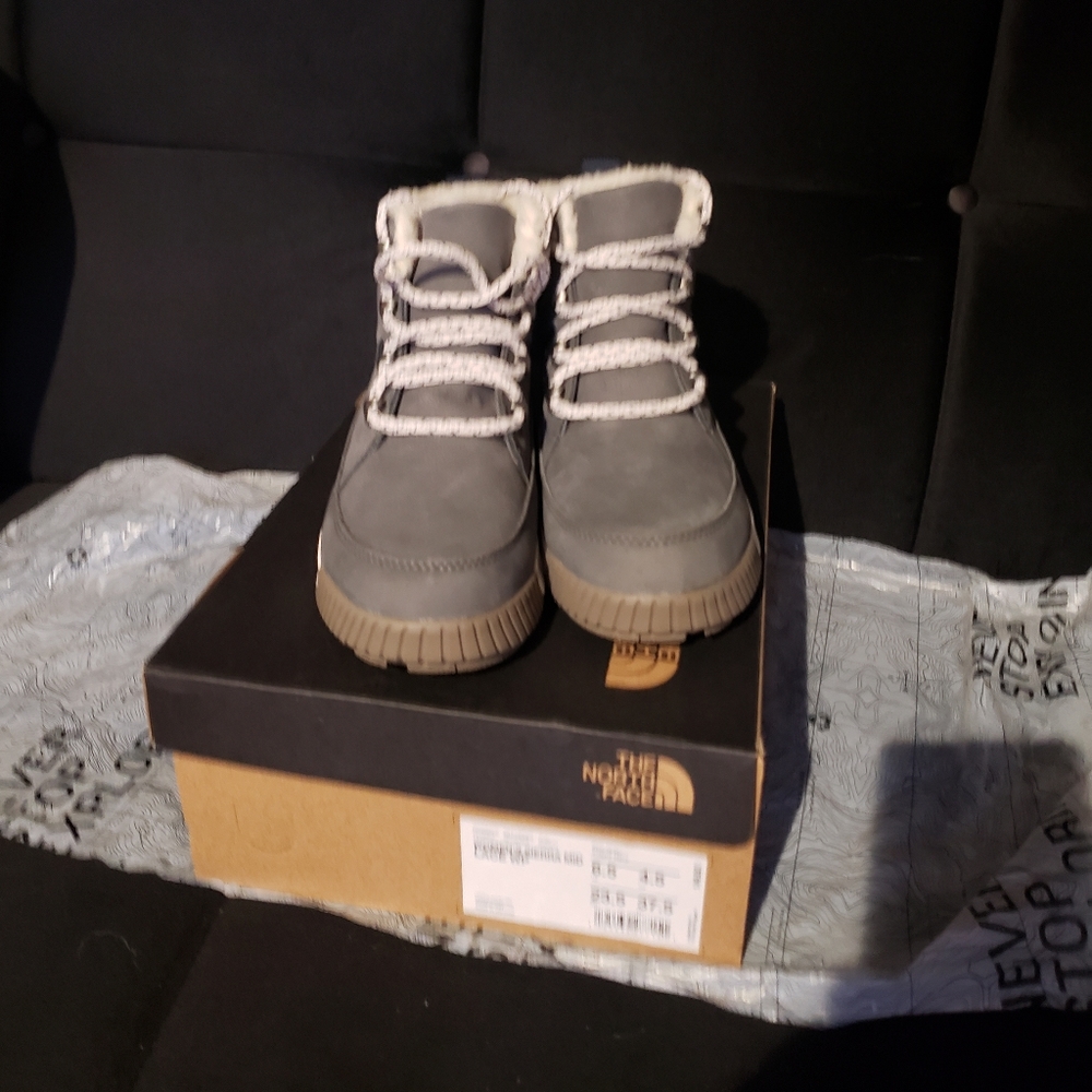 New the north face  Women's Sierra mid lace wp ,size 6.5 color is aviator navy